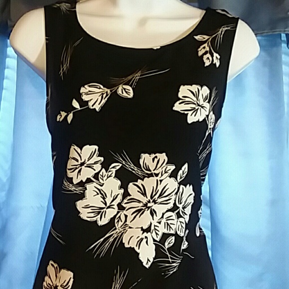 Sleeveless long dress - Picture 2 of 5